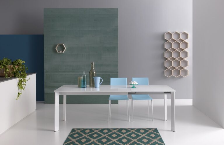Tavolo allungato con piano in vetro