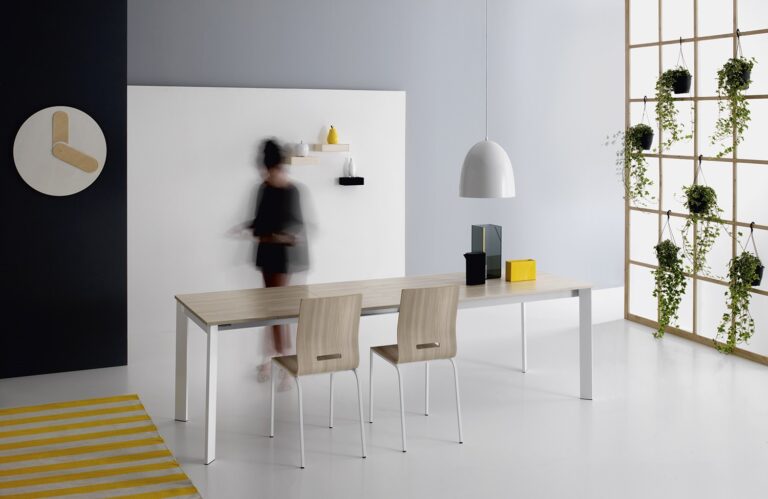 Tavolo allungabile con top in legno