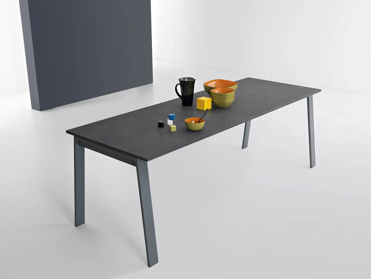 Tavoli da cucina 16 Tavolo moderno con gamba obliqua Delta