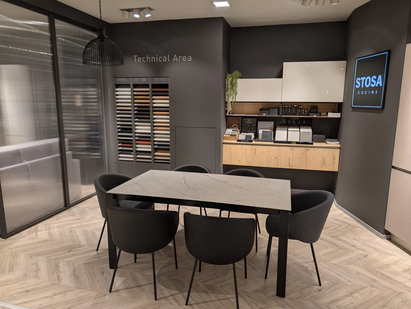 Area progettazione con campioni di materiali nello showroom