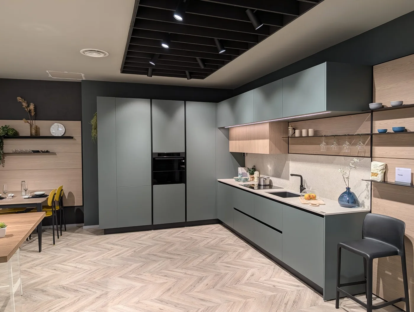 Cucina angolare Stosa Young verde giada e noce marino, top in Neolith Shilin, nello showroom di Veduggio