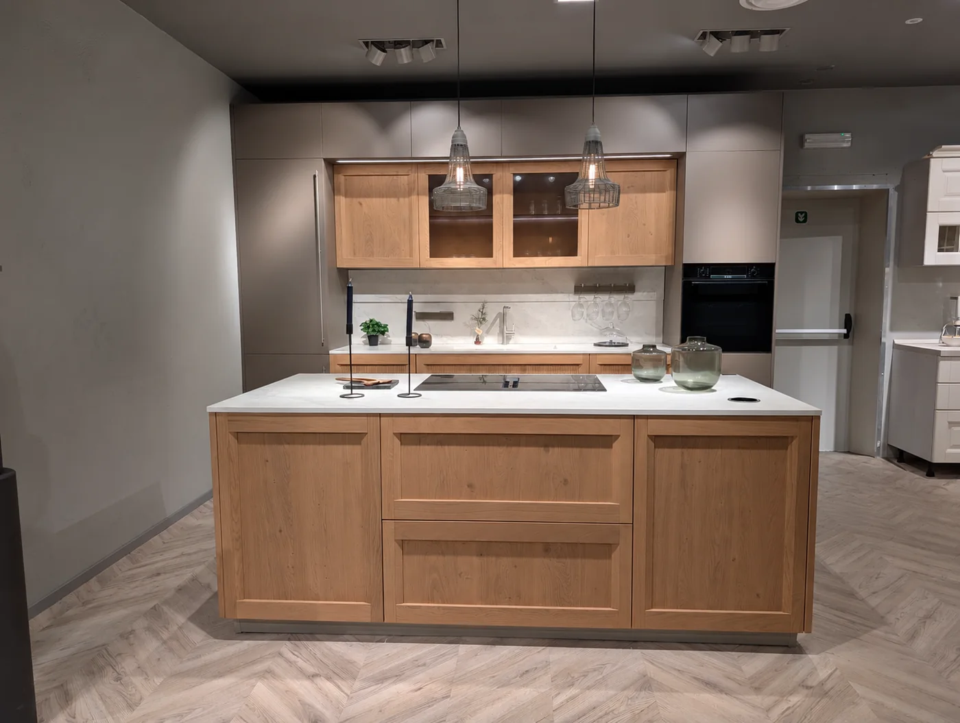 Cucina Stosa Palio in rovere tufo con isola, abbinata a Metropolis caff&egrave;, top in Neolith, nello showroom di Veduggio