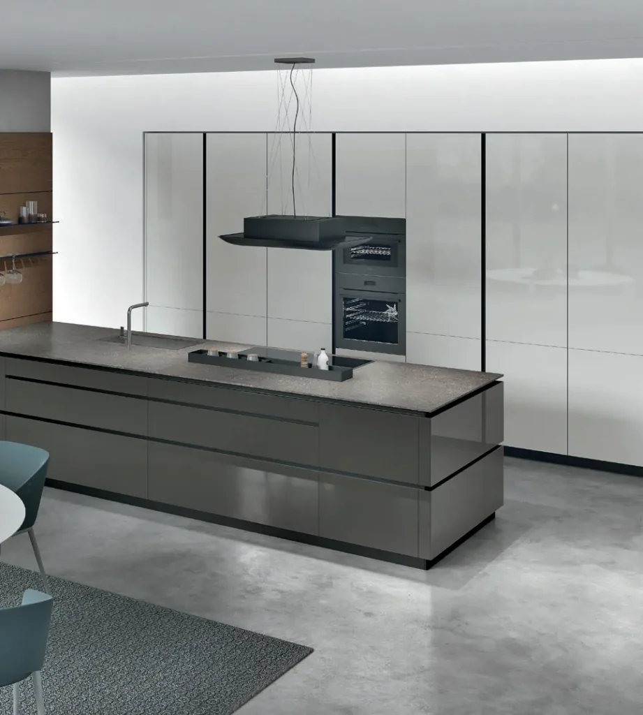 Cucina Stosa con isola e cappa sospesa nera sopra il piano cottura