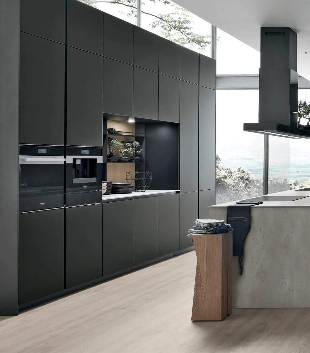 Cucina Stosa con isola, cappa sospesa e colonne con forni da incasso
