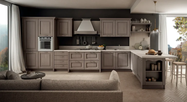 Cucina ad angolo con penisola Stosa Bolgheri 05 in rovere laccato Cuvée con boiserie in Soya, maniglia argento anticato, top laminato Luserna Bianco