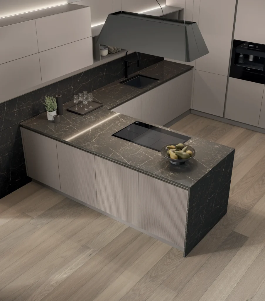 Piano a induzione sulla penisola di una cucina Stosa con top effetto pietra