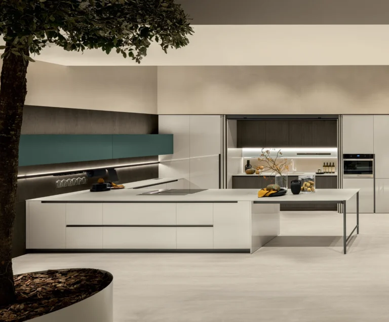 Cucina ad angolo con penisola Stosa Color Trend 02 in laccato lucido UV Lino, laccato opaco Ginepro, Rovere Cacao Trace, top Sapienstone Light Grey