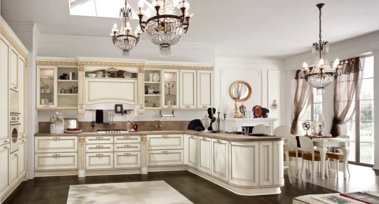Cucina ad angolo con penisola Stosa Dolcevita 10 in laccato Avorio opaco con anticatura filo Oro, maniglie Oro opaco anticato, top laminato Corten Sabbia