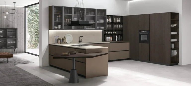 Cucina ad angolo con penisola Stosa Metropolis 12 in termo strutturato Rovere Conero, Pet opaco Caffè, top Neolith Pietra di Luna