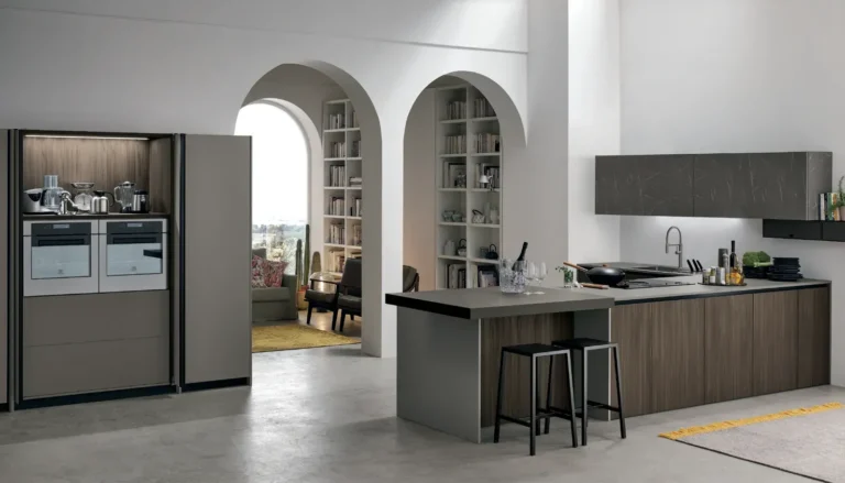 Cucina con penisola Stosa Metropolis 13 in termo strutturato Larice Brown, laminato materico Grafite Brown, Pet opaco Grigio Fumo, top Fenix Grigio Londra