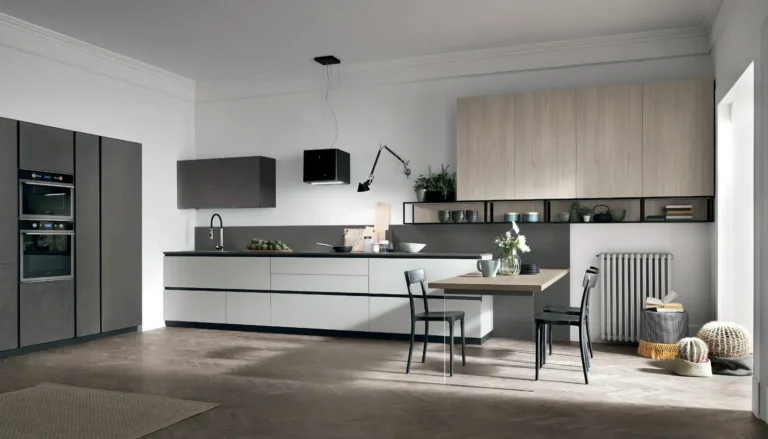 Cucina ad angolo con penisola Stosa Metropolis 16 in termo strutturato Larice Sabbia, Pet opaco Nebbia, laminato materico Cemento Dark, top Cemento Dark