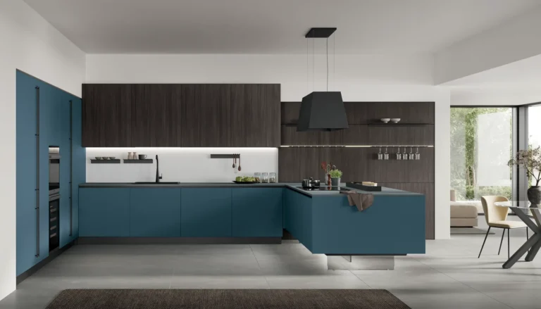 Cucina ad angolo con penisola Stosa Young 02 in termo strutturato Rovere Moka, laminato Oltremare opaco, top Sapienstone Blue Steel